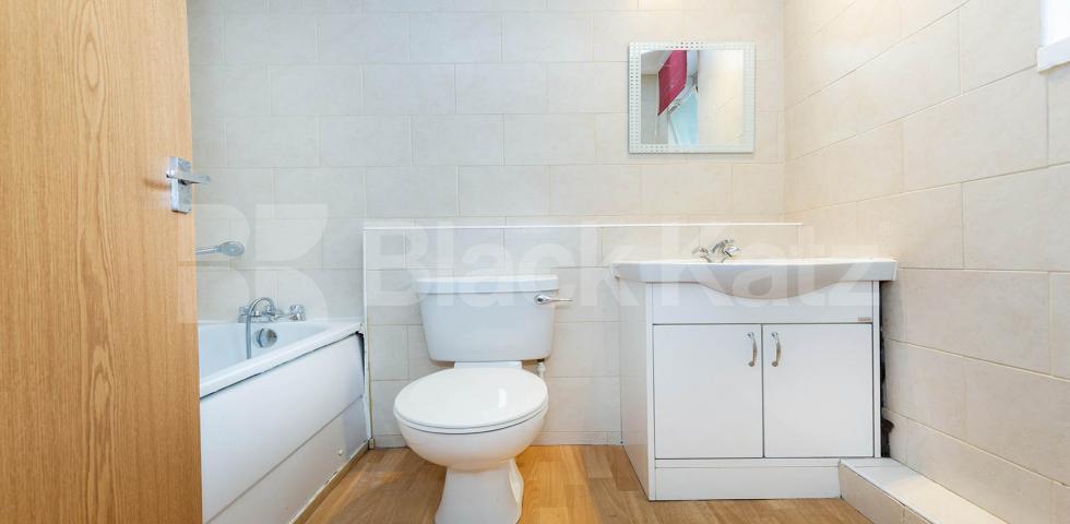 			NEW INSTRUCTION & GOOD FOR SHARERS!, 1 Bedroom, 1 bath, 1 reception Flat			 Cruikshank Street, KINGS CROSS